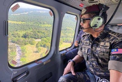 Tan Sri Razarudin Husain melakukan sendiri tinjauan dari udara hari ini menaiki helikopter PDRM jenis Agusta Westland AW139.