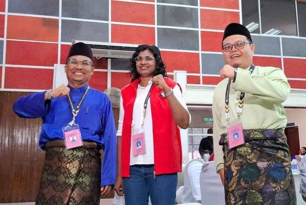 Tiga calon masing-masing dari BN, PN dan PSM sudah selesai menghantar kertas pencalonan bagi pemilihan di kerusi DUN Ayer Kuning di Dewan Merdeka Tapah.