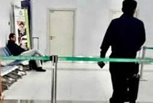 Sekeping gambar tular di media sosial mendakwa Ahmad Samsuri ditahan ketika berada di lapangan terbang.