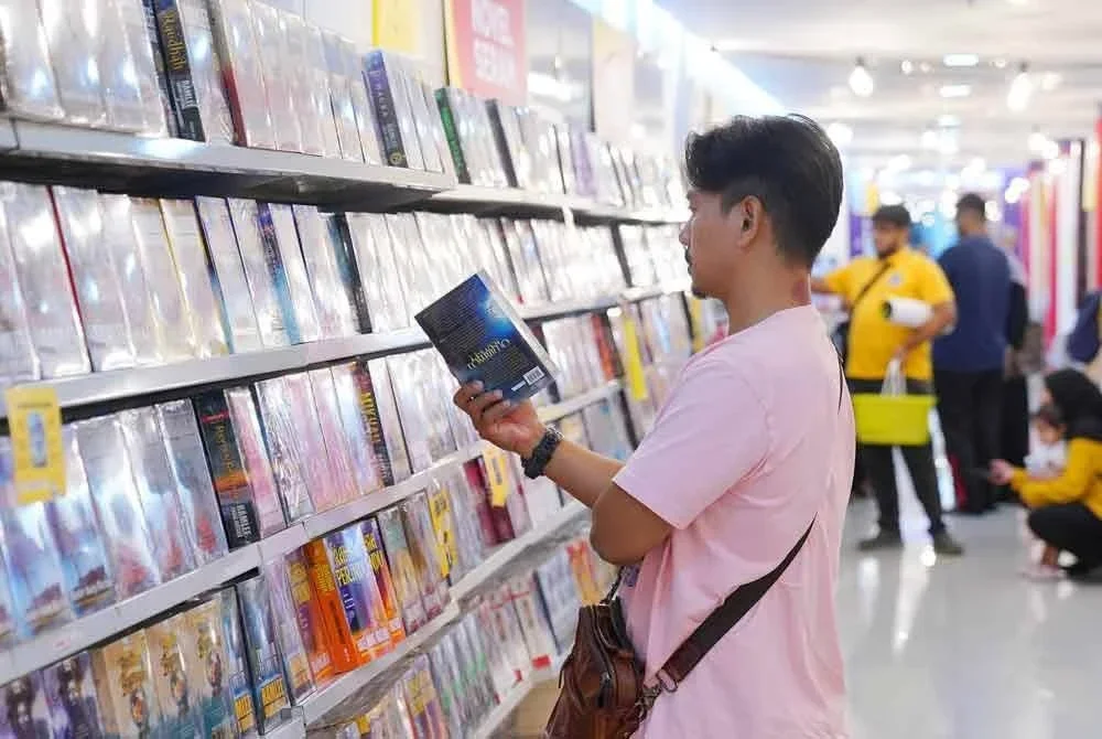 Masih ramai masyarakat umum yang terpaut hati pada pembacaan buku fizikal. - Gambar hiasan