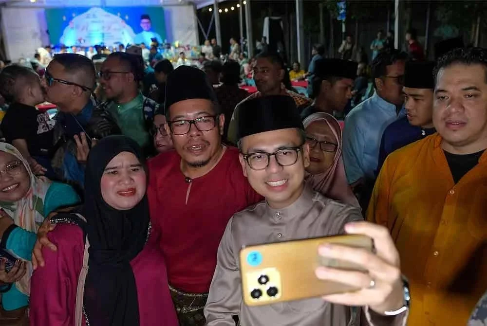 Fahmi Fadzil berswafoto bersama tetamu yang hadir pada Majlis Rumah Terbuka Aidilfitri Parlimen Lembah Pantai di IWK Eco Park Pantai Dalam hari ini. Foto Bernama