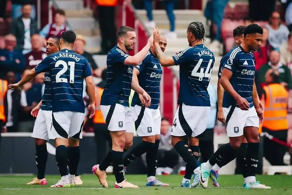 McGinn melengkapkan kemenangan Villa dengan gol ketiga di St Mary's. Foto Agensi