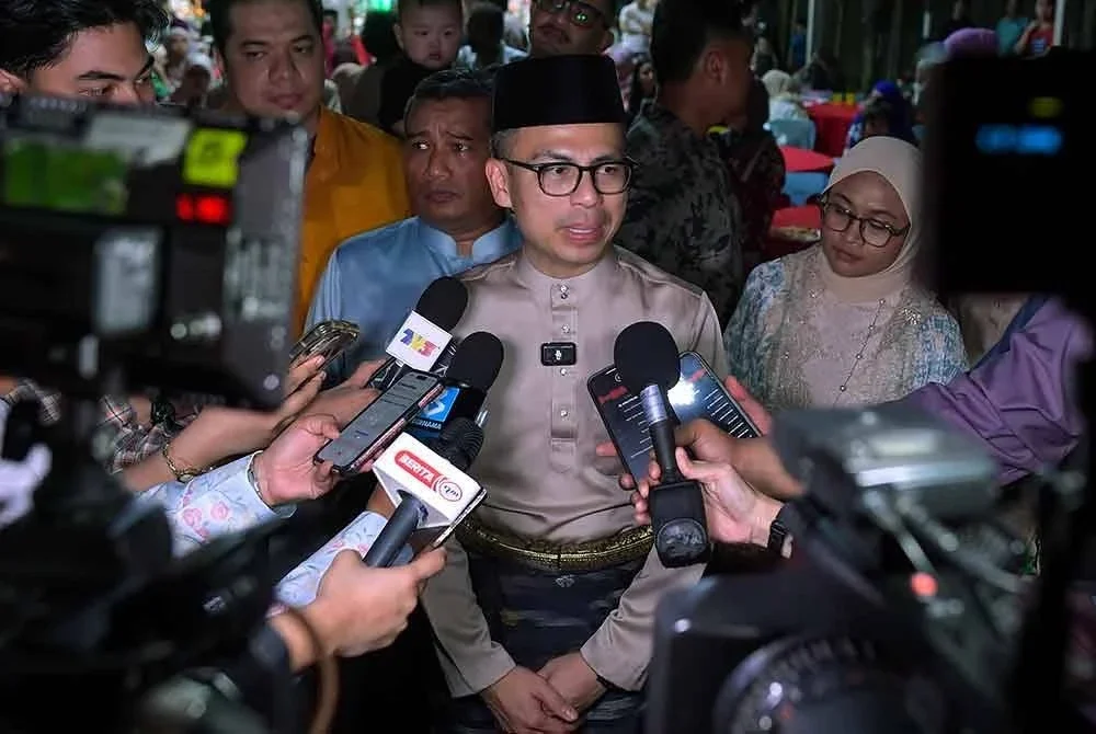 Fahmi bercakap pada sidang media Majlis Rumah Terbuka Aidilfitri Parlimen Lembah Pantai di IWK Eco Park Pantai Dalam pada Sabtu. Foto Bernama