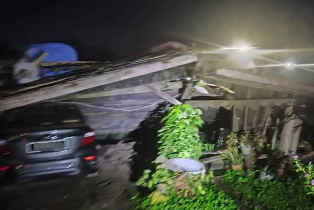 Enam sekeluarga berhadapan detik cemas apabila kediaman mereka di Kampung Banting, Lawas, Sarawak runtuh ketika sedang nyenyak tidur awal pagi Ahad. Foto ihsan JBPM Sarawak