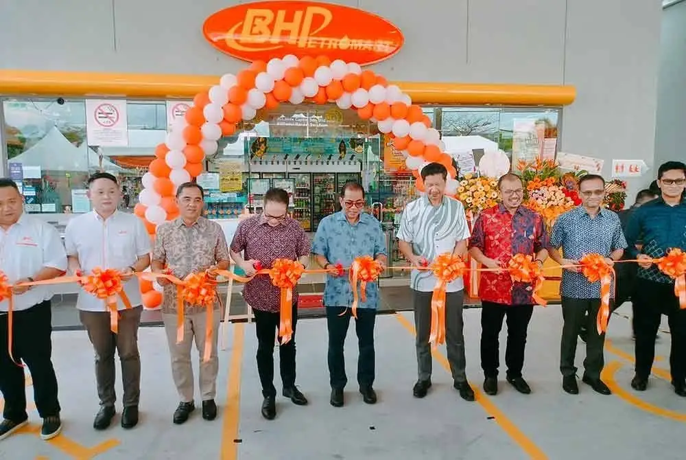 Mohamed Khaled (tengah) merasmikan sebuah stesen minyak di Bandar Seri Alam, Pasir Gudang pada Ahad.