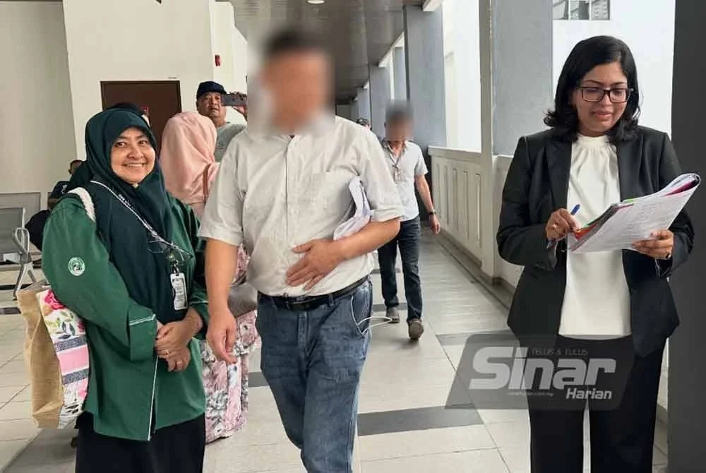 Wakil syarikat (tengah) tiba di Mahkamah Seysen Kota Bharu pada Ahad.