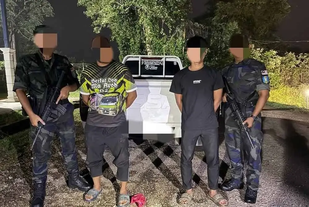 PGA menahan dua lelaki dipercayai cuba menyeludup lima kotak minyak masak peket di Gelang Mas, Pasir Mas pada Sabtu. FOTO: PGA