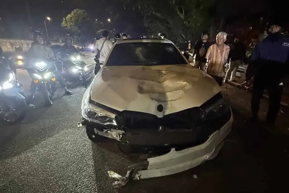 Kereta yang melanggar seorang lelaki hingga maut di Jalan Johor Bahru-Kota Tinggi, Johor Bahru pada awal pagi Ahad.