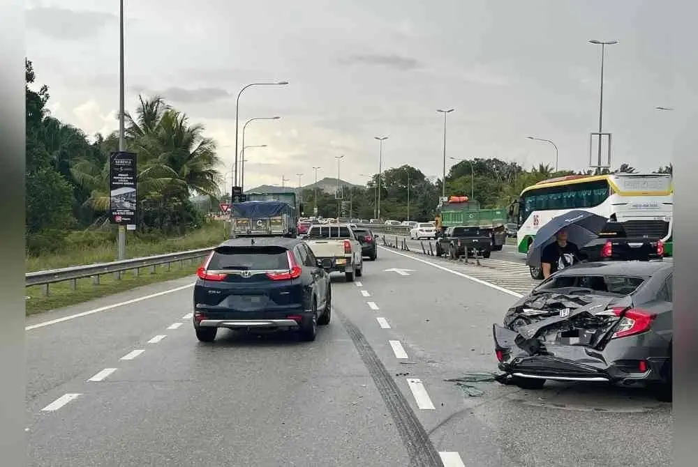 Beberapa kenderaan mengalami kerosakan setelah dirempuh sebuah lori dalam kejadian di susur keluar berdekatan Plaza Tol Serenia, Sepang menghala ke Cyberjaya pada Sabtu.