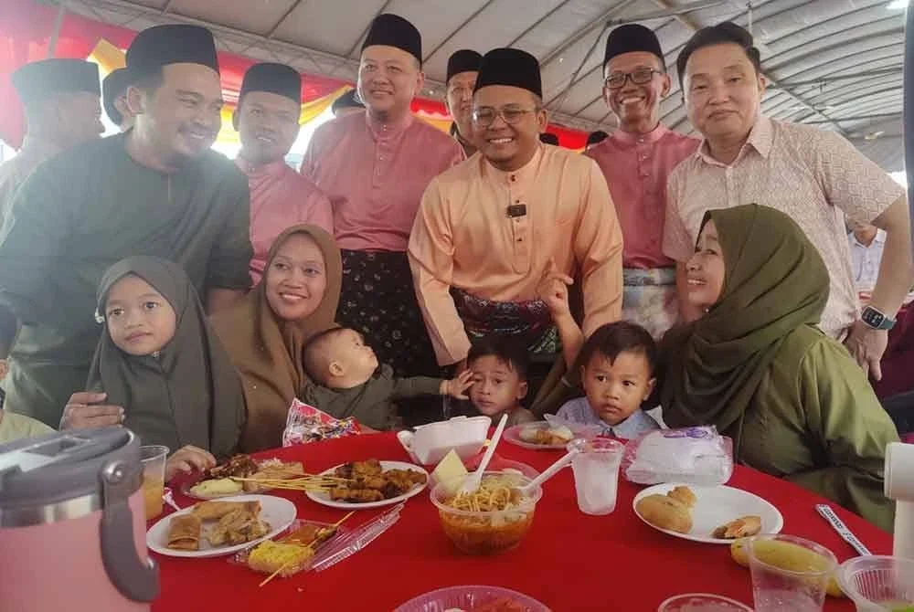 Amirudin (dua dari kanan) diiringi Rizam (tiga dari kiri) semasa Majlis Tautan Kasih Komuniti Sabak Bernam di Depan seri Nakhoda Simpang Empat, Bagan Nakhoda Omar di Sabak Bernam pada Ahad.