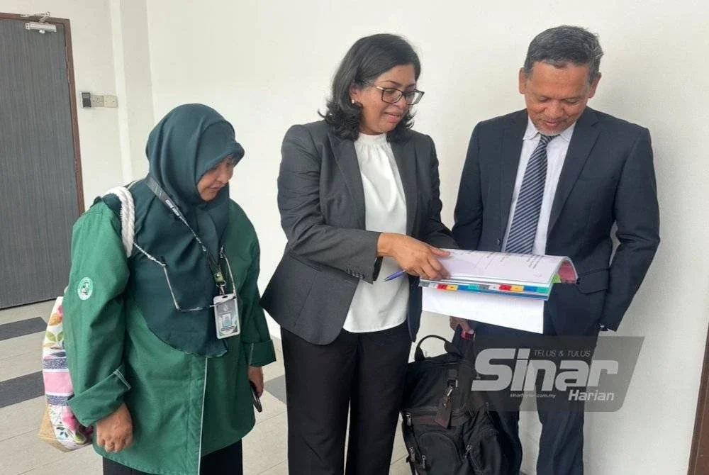 Mohd Suhairy (kanan) melihat perincian kes kecurian air yang dibawa ke mahkamah. Foto SINAR HARIAN ADILA SHARINNI WAHID