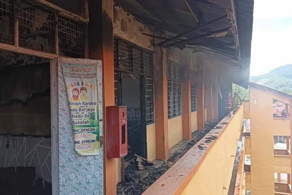 Deretan tujuh bilik termasuk tiga bilik darjah musnah dalam kebakaran di SMK Lahat di Ipoh pada Sabtu. Foto Bomba Perak