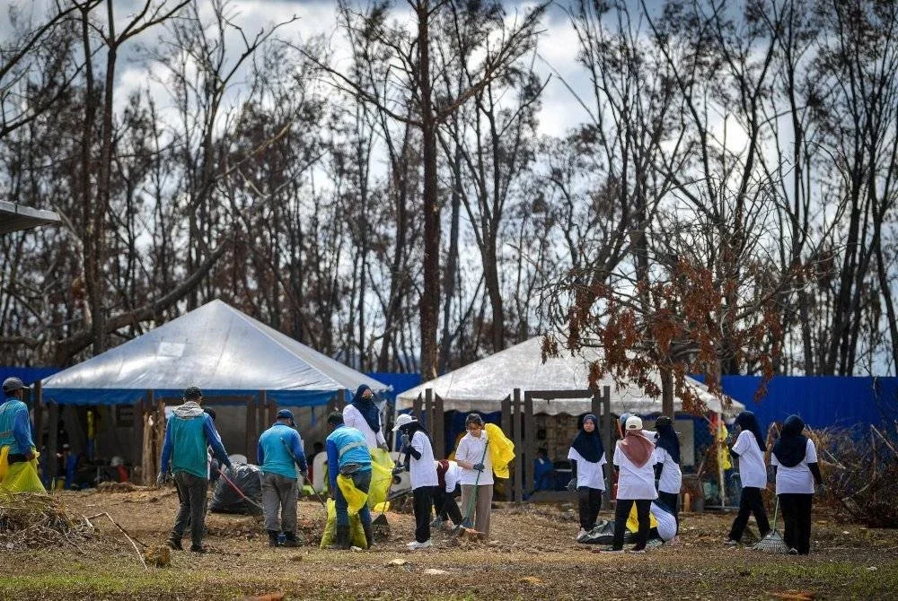 Operasi pembersihan menerusi Ops Mega pascakebakaran saluran gas di Putra Heights dan Kampung Kuala Sungai Baru, Subang Jaya diteruskan hari ini melibatkan tiga sektor utama melibatkan dektor A dan B di kawasan Taman Putra Harmoni manakala sektor C Kampung Kuala Sungai Baru. Foto Bernama
