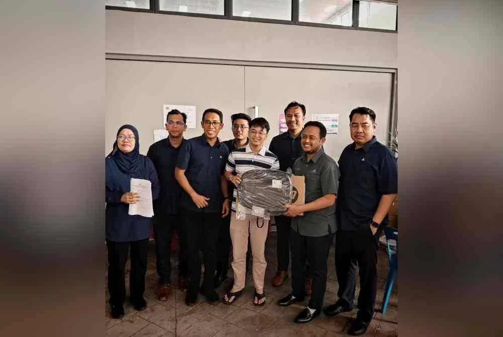 Antara mahasiswa yang menerima bantuan komputer riba daripada MCMC.