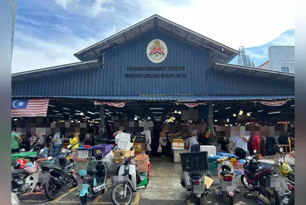 Suasana sibuk pasar Chow Kit pagi Ahad bertukar gempar apabila ratusan warga asing dipercayai pendatang asing tanpa izin (PATI) terkejut serta cuba melarikan diri sebaik menyedari kehadiran anggota penguat kuasa Jabatan Imigresen Malaysia (JIM) Wilayah Persekutuan Kuala Lumpur.