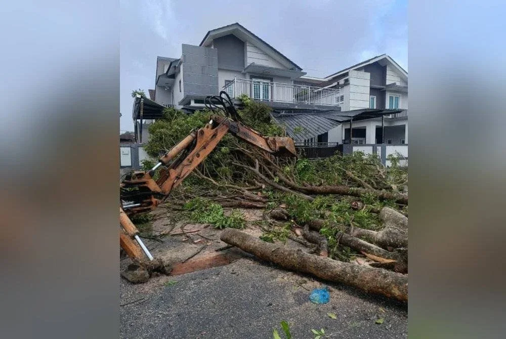 Keadaan rumah penduduk dalam kejadian angin kencang dan hujan lebat yang berlaku pada jam 4.30 petang hingga 6 petang di daerah Larut, Matang dan Selama. Foto FB APM Perak