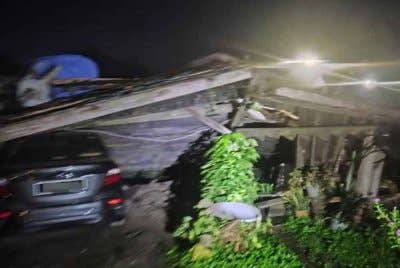 Enam sekeluarga berhadapan detik cemas apabila kediaman mereka di Kampung Banting, Lawas, Sarawak runtuh ketika sedang nyenyak tidur awal pagi Ahad. Foto ihsan JBPM Sarawak