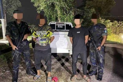 PGA menahan dua lelaki dipercayai cuba menyeludup lima kotak minyak masak peket di Gelang Mas, Pasir Mas pada Sabtu. FOTO: PGA