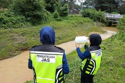 Pegawai JAS Negeri Sembilan sedang melakukan pemantauan di Sungai Linggi. Foto JAS Negeri Sembilan