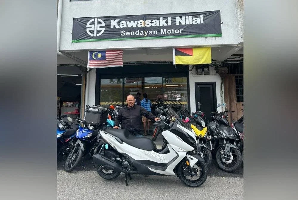 Mohd Haziq bersama motosikal jenis Zontes 350E yang baru dibelinya pada enam bulan lalu.