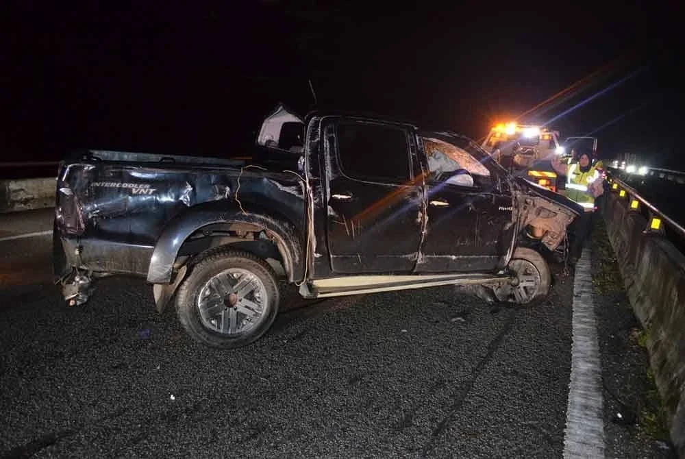 Keadaan kenderaan pacuan empat roda dinaiki empat sekeluarga yang terlibat nahas di Kilometer 116.5 LPT1 di Temerloh hingga meragut nyawa pemandu pada Ahad. Foto Polis Temerloh