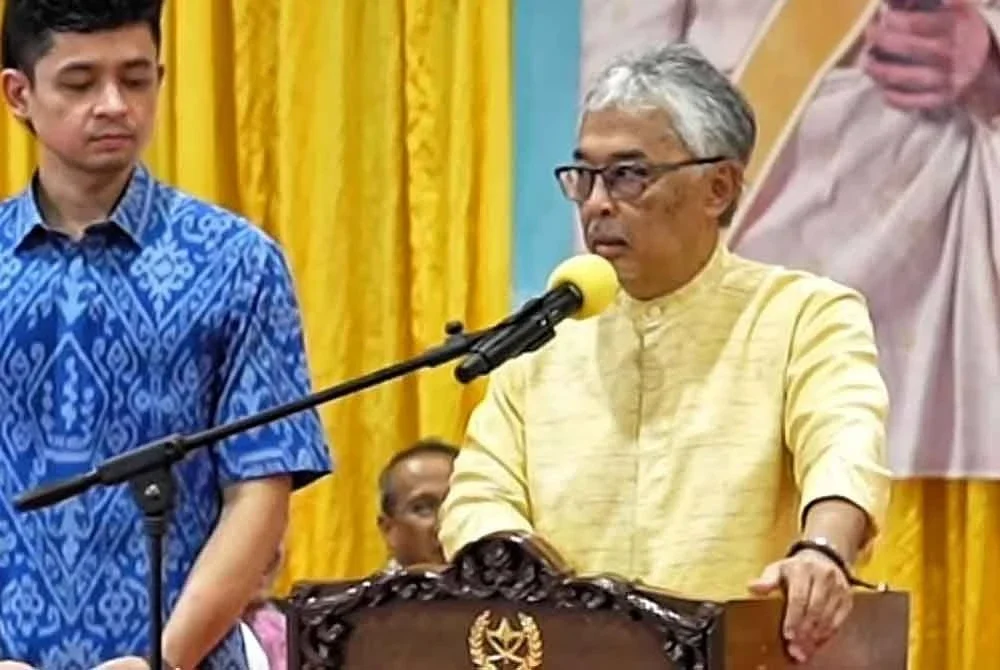 Al-Sultan Abdullah ketika menyampaikan titah Majlis Sambutan Hari Raya Aidilfitri di Kampung Bantal, Ulu Tembeling, Jerantut pada malam Ahad.