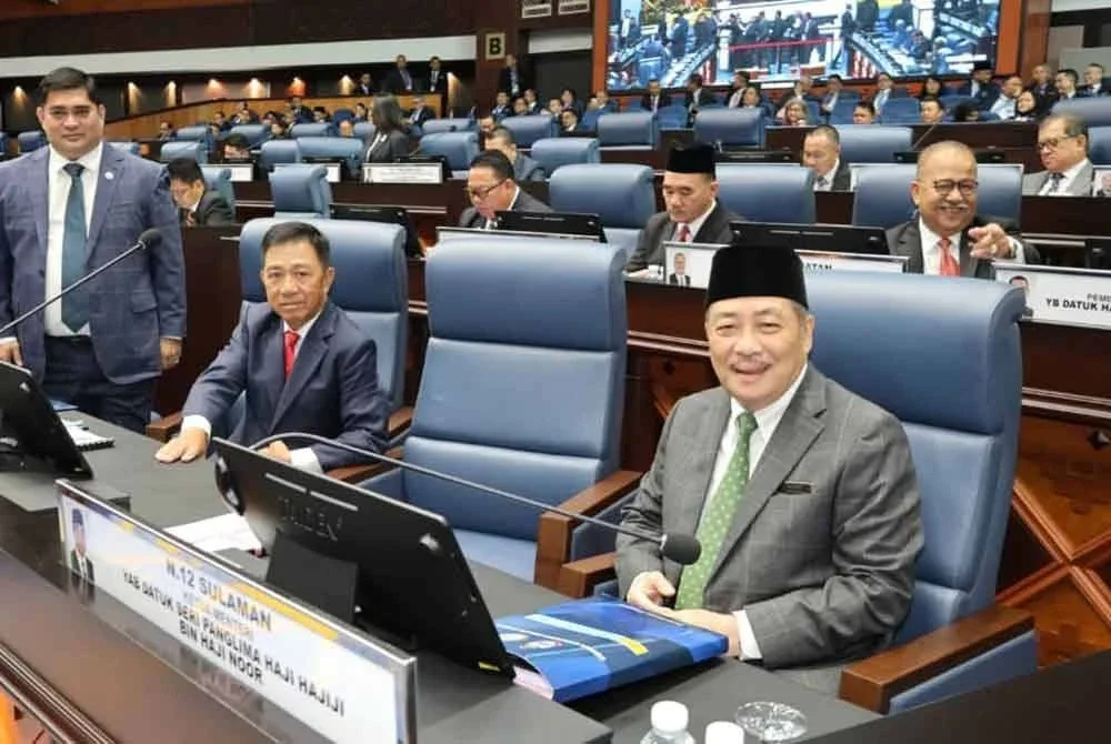 Hajiji (kanan) ketika hadir pada sidang DUN Sabah.