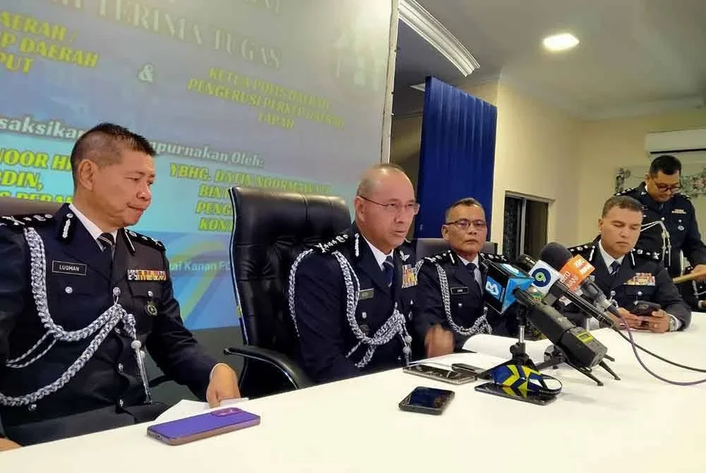 Noor Hisam (dua dari kiri) ketika sidang akhbar Majlis Pemakaian Pangkat Pegawai Kanan Polis dan Serah Terima Tugas Ketua Polis Daerah serta Pengerusi PERKEP Daerah bagi IPD Sungai Siput dan Tapah di Mes Pegawai Kanan Polis Perak pada Isnin.