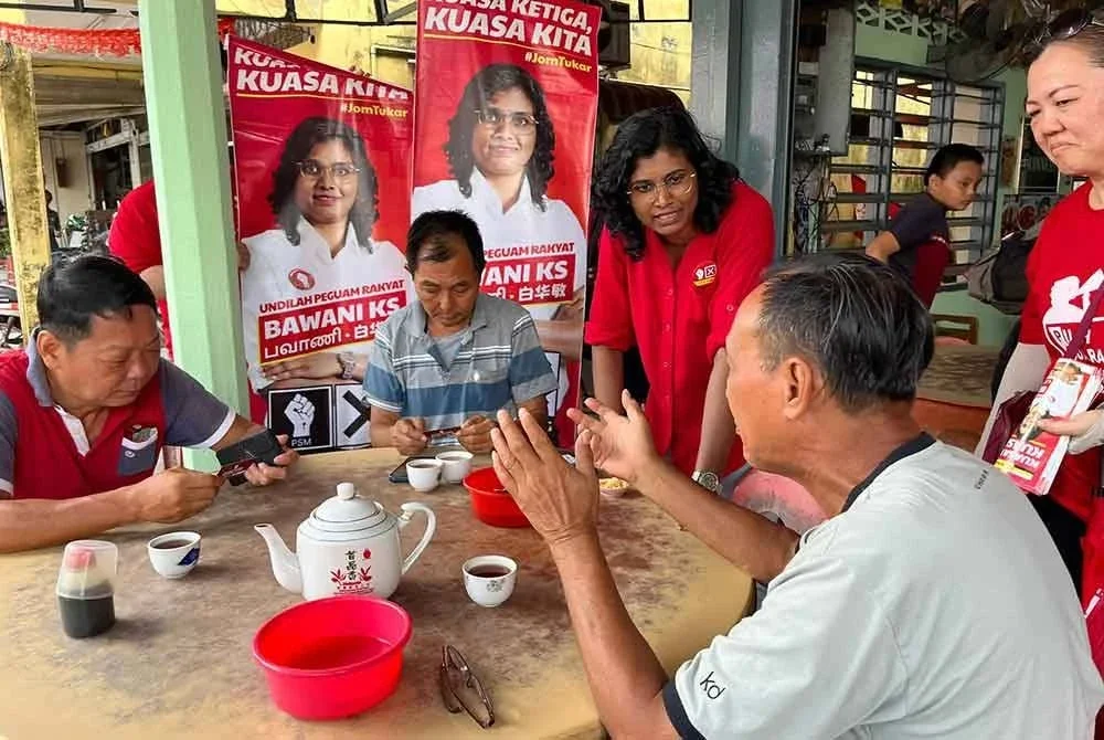 Bawani bertemu penduduk di Kampung Coldstream, Bidor pada Ahad.