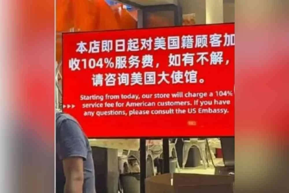 Nota berkenaan caj perkhidmatan 104 peratus kepada pelanggan AS diletakkan diluar premis. - Foto Agensi