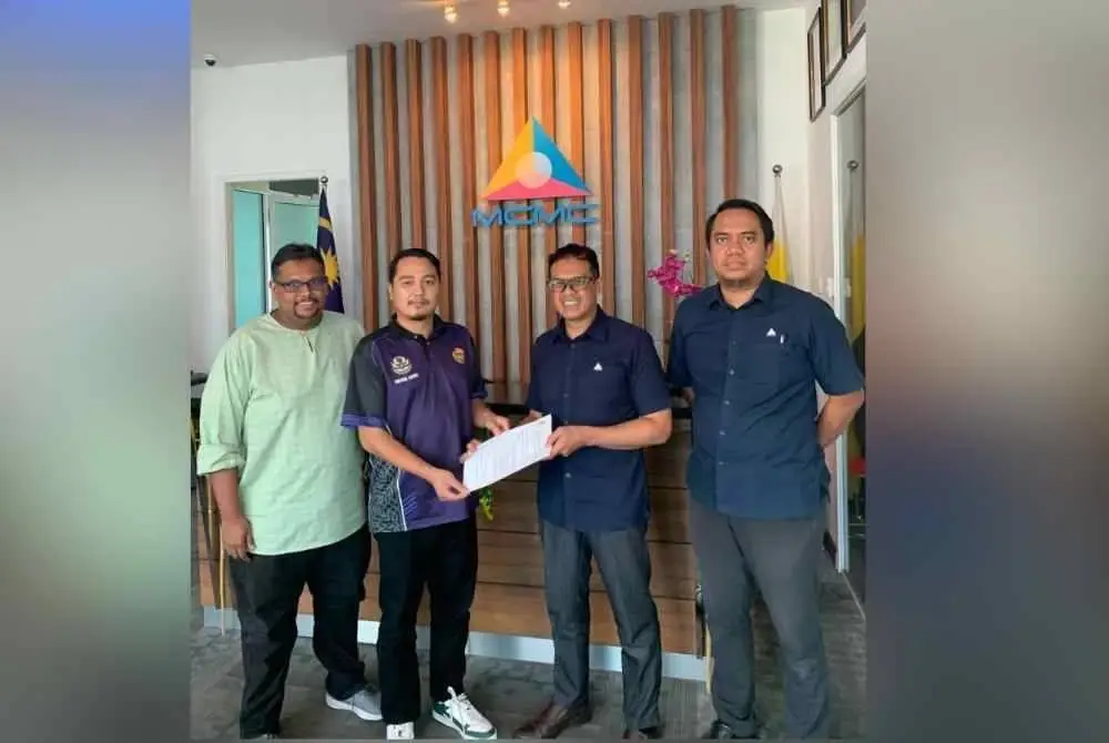 Abdul Hadi (dua dari kiri) menyerahkan memorandum mengenai isu liputan telekomunikasi kepada wakil SKMM Perak di sini pada Isnin.