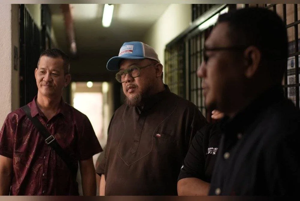 Afdlin (tengah) mahu terus berbakti kepada masyarakat menerusi pentas politik.