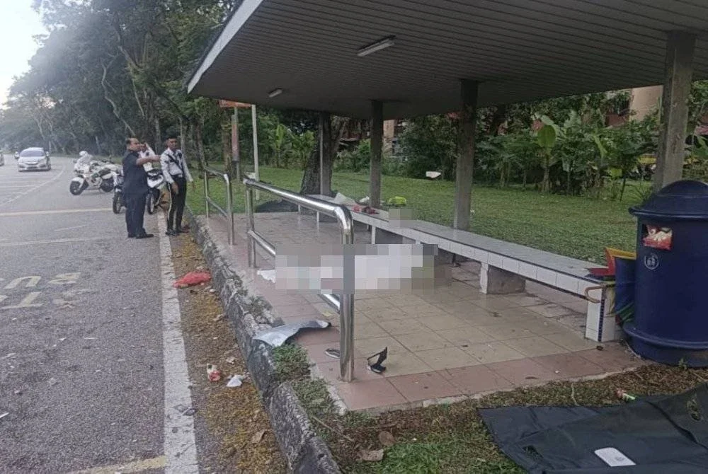 Keadaan di lokas kemalangan di Persiaran Jubli Perak berhampiran hentian bas Seksyen 19, Shah Alam pada Isnin.
