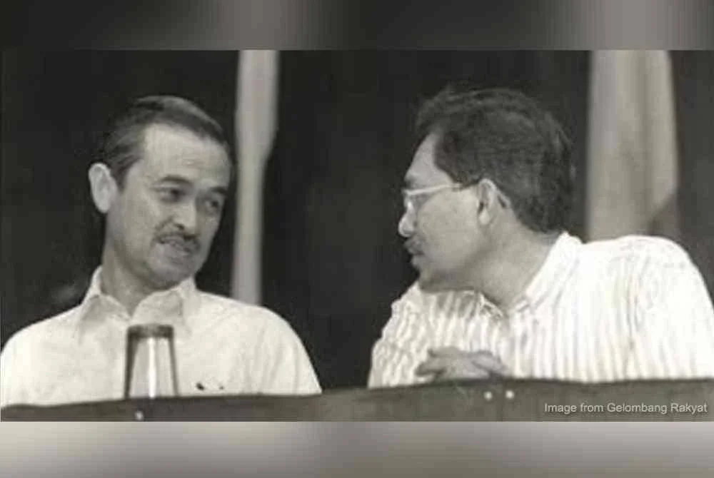 Kenangan Perdana Menteri, Datuk Seri Anwar Ibrahim bersama bekas Perdana Menteri kelima, Allahyarham Pak Lah sewaktu majlis parti pada satu ketika dahulu.