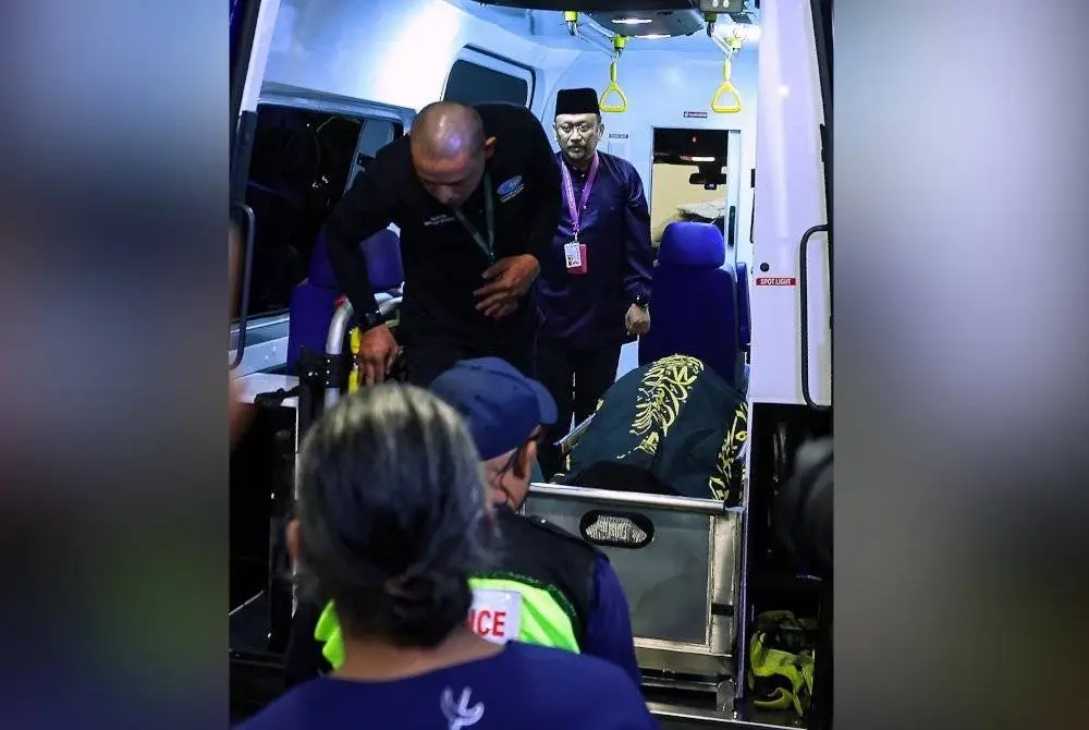 Jenazah Allahyarham bekas Perdana Menteri kelima Tun Abdullah Ahmad Badawi, 85, dibawa keluar dari Institut Jantung Negara untuk di bawa ke rumah beliau di ibu negara malam ini. Foto Bernama