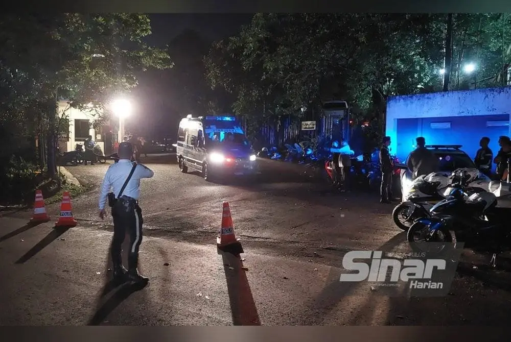 Van yang membawa jenazah Allahyarham tiba pada jam 9.07 malam, diiringi sembilan kenderaan lain yang dinaiki ahli keluarga, dengan kawalan polis trafik. Foto Sinar Harian