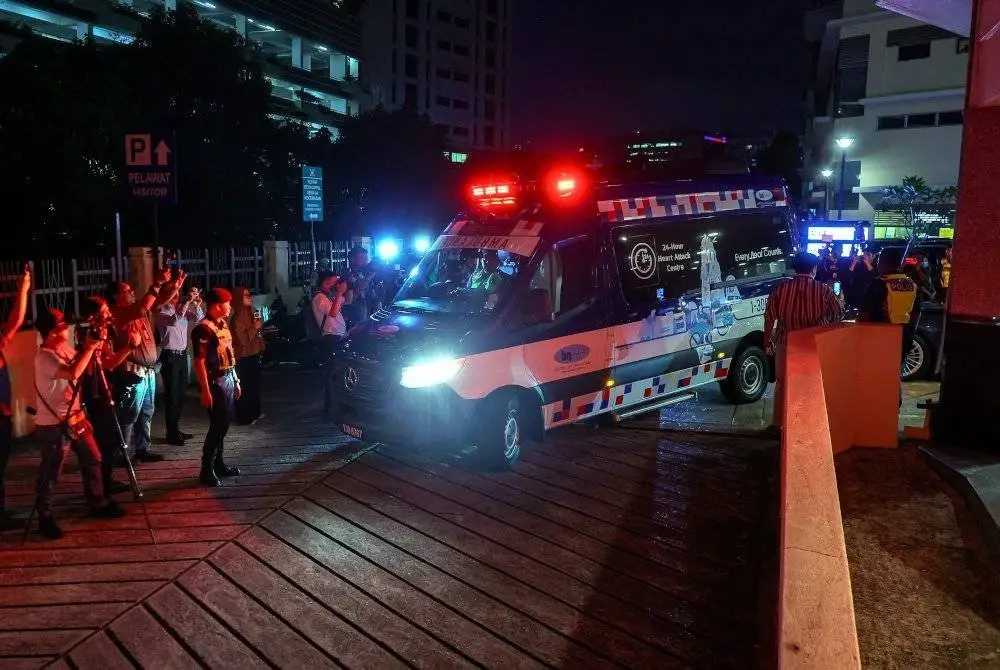 Jenazah Allahyarham bekas Perdana Menteri kelima Tun Abdullah Ahmad Badawi, 85, dibawa keluar dari Institut Jantung Negara untuk di bawa ke rumah beliau di ibu negara malam ini. Foto Bernama