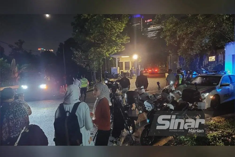 Para petugas media sudah mula memenuhi pekarangan kediaman rasmi Allahyarham Pak Lah di Carcossa Seri Negara, Kuala Lumpur sejak 9.15 malam tadi. Foto Sinar Harian