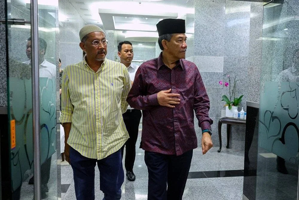 Menteri Luar Datuk Seri Mohamad Hasan (kanan) hadir memberi penghormatan terakhir kepada bekas Perdana Menteri kelima, Allahyarham Tun Abdullah Ahmad Badawi, 85, selepas menghembuskan nafas terakhir di Institut Jantung Negara malam ini. Foto Bernama