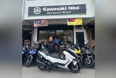 Mohd Haziq bersama motosikal jenis Zontes 350E yang baru dibelinya pada enam bulan lalu.