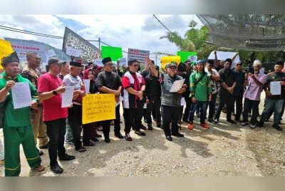 Masridzi bersama wakil NGO pada himpunan aman di Sungai Chalit, Raub pada Isnin