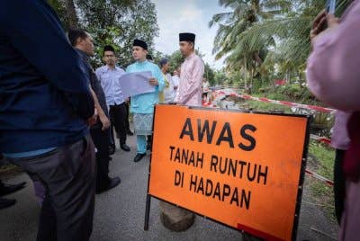Setiausaha Politik kepada Perdana Menteri, Datuk Ahmad Farhan Fauzi mengadakan tinjauan di lokasi tersebut dan mendapatkan maklumat langsung daripada UPPP, Jabatan Pengairan dan Saliran Negeri Pahang. Foto FB Anwar Ibrahim
