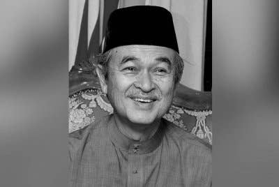 Perdana Menteri kelima Tun Abdullah Ahmad Badawi, 85, meninggal dunia di Institut Jantung Negara (IJN) pada pukul 7.10 malam ini.
Dilahirkan pada 26 Nov 1939 di Bayan Lepas, Pulau Pinang, Abdullah menjadi Perdana Menteri dari 31 Okt 2003 hingga 3 April 2009, berikutan peletakan jawatan oleh Tun Dr Mahathir Mohamad. Foto Fail Bernama
