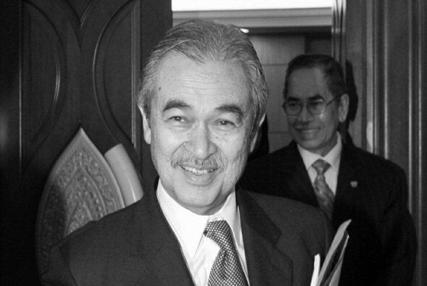 Tun Abdullah Ahmad Badawi, Perdana Menteri Malaysia yang kelima, dikenali sebagai seorang pemimpin yang berdikiran jauh dan penuh dedikasi kepada negara.