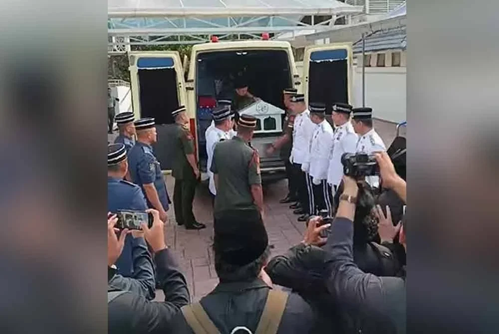 Van bawa jenazah Tun Abdullah tiba di Masjid Negara untuk urusan mandi dan kafan.