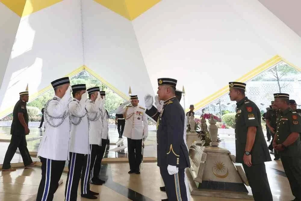 Persiapan bagi Istiadat Pengebumian Negara Perdana Menteri kelima Allahyarham Tun Abdullah Ahmad Badawi di Makam Pahlawan, Masjid Negara. Foto Bernama
