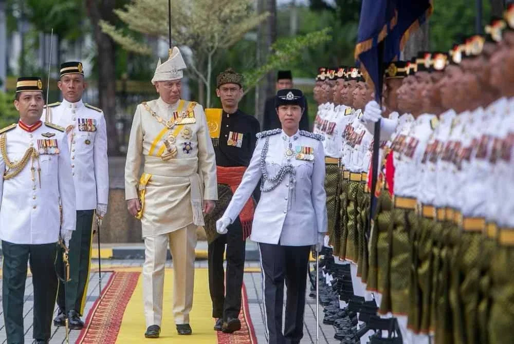 Sultan Nazrin berkenan memeriksa Kawalan Kehormatan Utama sempena Istiadat Pembukaan Rasmi Mesyuarat Pertama, Tahun Ketiga Dewan Negeri Yang Kelima Belas di Bangunan Perak Darul Ridzuan pada Selasa. Foto Bernama