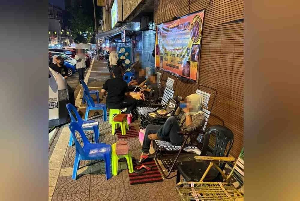 Kegiatan warga asing menjalankan kerja urut kaki di Chow Kit, Kuala Lumpur diserbu pada Isnin.