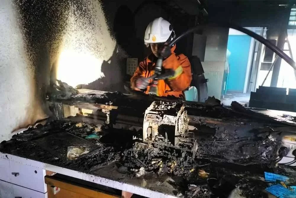 Sepasukan bomba dikejarkan ke sebuah bank di Bandar Tun Hussein Onn, Cheras ,selepas mesin mengira wang terbakar pada Selasa. Foto: Bomba Selangor