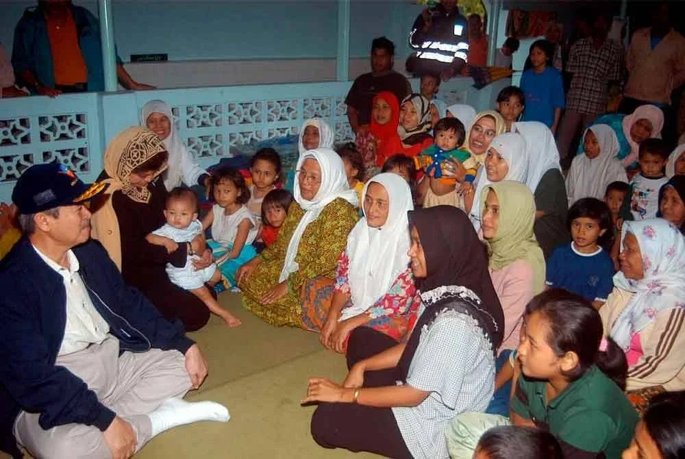 Gambar kenangan Perdana Menteri Datuk Seri Abdullah Ahmad Badawi beramah mesra dengan sebahagian mangsa banjir di sebuah masjid yang dijadikan pusat pemindahan ketika meninjau keadaan banjir pada 23 Disember 2005.
Turut sama Menteri Pembangunan Wanita, Keluarga dan Masyarakat Datuk Seri Shahrizat Abdul Jalil (dua, kiri).
Tun Abdullah yang merupakan Perdana Menteri kelima meninggal dunia di Institut Jantung Negara (IJN) pada jam 7.10 malam Isnin. Foto Bernama